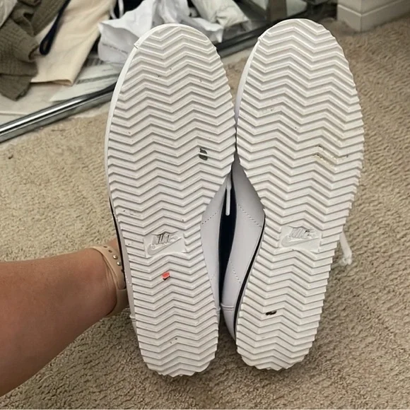 Classic Nike Cortez Basic SL White Black Swoosh Sneakers Retro Athletic Shoes - Picture 4 of 5